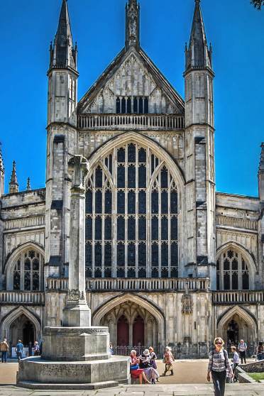 Front view of the Winchester Cathedral o a sunny day